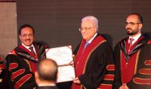 الرئيس الفلسطيني محمود عباس (أبو مازن) خلال زيارته للجامعة العربية الأمريكية ومنحه شهادة دكتوراه فخرية في العلوم الإنسانية، رام الله، الضفة الغربية، 15 يناير/كانون الثاني 2026. تصوير: ثائر غنايم