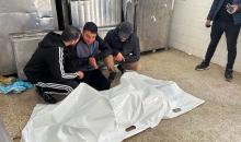 وصل جثمان مجدي نوفل، الذي قُتل بنيران الجيش الإسرائيلي شرق مخيم البريج للاجئين وسط قطاع غزة، إلى مستشفى شهداء الأقصى في دير البلح في 26 يناير/كانون الثاني 2026. (صورة: أحمد إبراهيم)