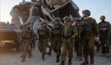 رئيس الأركان الإسرائيلي ايال زمير وقائد المنطقة الجنوبية اللواء يانيف عاسور وقادة الفرق  يؤدون التحية العسكرية للمساعد ران غفيلي  1.jpg