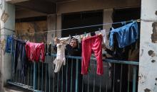 عائلات فلسطينية نزحت جراء الهجمات الإسرائيلية منذ 7 أكتوبر/تشرين الأول 2023، تأوي إلى مدرسة تابعة لوكالة الأونروا في حي تل الهوى بمدينة غزة. 26 يناير/كانون الثاني 2026، بعدسة عمر أشتوي