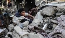 فلسطينيون يتفقدون منزلاً (تضرر سابقاً جراء غارة جوية إسرائيلية) انهار على سكانه، ما أسفر عن وفاة رجل ونجله الصغير في مخيم المغازي للاجئين وسط قطاع غزة، 5 يناير/كانون الثاني 2026. صورة: رمزي أبو عامر