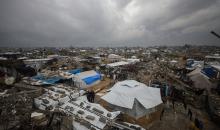 يواصل الفلسطينيون النازحون، الذين لجأوا إلى خيام مؤقتة ومدارس أو منازل متضررة بشدة، حياتهم وسط الأزمة الإنسانية المستمرة الناجمة عن الحصار الإسرائيلي في مخيم جباليا، شمال قطاع غزة، في 18 يناير/كانون الثاني 2026. صورة: عمر أشتوي