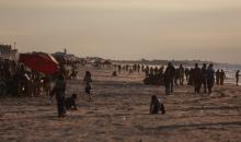 يقضي الفلسطينيون أوقاتهم على شاطئ البحر عند غروب الشمس في مدينة غزة، 16 يناير/كانون الثاني 2026. تصوير: عمر أشتوي