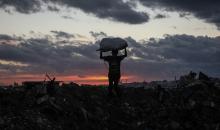 مشهدٌ لفلسطينيين نازحين يعيشون في خيام مؤقتة وسط الأنقاض في مخيم البريج للاجئين وسط قطاع غزة، بتاريخ 15 يناير/كانون الثاني 2026، حيث تكافح العائلات من أجل البقاء في ظل ظروف شتوية قاسية ودرجات حرارة متجمدة. تصوير: معز صالحي