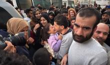 7 يناير/كانون الثاني 2026، نُقل أسرى فلسطينيون أفرج عنهم الجيش الإسرائيلي بواسطة مركبات تابعة للصليب الأحمر إلى مستشفى شهداء الأقصى لإجراء فحوصات طبية في دير البلح، وسط قطاع غزة. (صورة: أحمد إبراهيم)