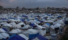 يكافح الفلسطينيون النازحون لمواصلة حياتهم اليومية وسط الأنقاض التي خلفتها الهجمات الإسرائيلية على غزة في 14 يناير/كانون الثاني 2026. صورة: عمر أشتوي