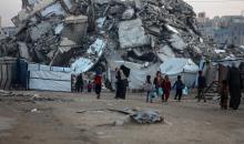 يسير فلسطينيون في شوارع مدينة غزة، وسط الأنقاض والدمار الذي خلفه الصراع الدائر، في 10 يناير/كانون الثاني 2026، بينما تستمر الحياة اليومية في ظل ظروف صعبة. صورة: عمر أشتوي