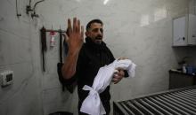 توفي الطفل علي أبو زور، البالغ من العمر ثلاثة أشهر، والذي وصل إلى مستشفى الشفاء في مدينة غزة، متأثراً بموجة البرد القارس التي ضربت مخيمات النازحين في غزة. 22 يناير/كانون الثاني 2026. صورة: عمر أشتوي