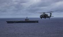 مروحية من طراز «إس إتش-60 سي هوك» تحلق إلى جانب حاملة الطائرات «أبراهام لينكولن» خلال عمليات روتينية للأسطول السابع في المحيطين الهندي والهادئ 8 يناير (الجيش الأميركي).jpeg