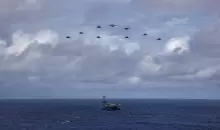 سرب مقاتلات تابعة لأسطول «الجو 9» يحلق فوق حاملة الطائرات «أبراهام لينكولن» من طراز «نيميتز» في المحيط الهادئ يوم 8 يناير 2026 (الجيش الأميركي).webp