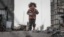 يعيش النازحون، بمن فيهم الأطفال، في ظروف قاسية مع نقص حاد في الخدمات الأساسية، بينما يحاولون باستمرار التأقلم مع آثار الحرب. خان يونس، جنوب قطاع غزة، 28 يناير/كانون الثاني 2026. صورة: رمزي أبو عامر