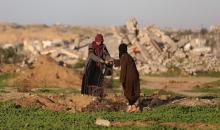 يمارس الفلسطينيون النازحون حياتهم اليومية في مخيم النصيرات بوسط قطاع غزة، في آخر يوم من عام 2025، في 31 ديسمبر/كانون الأول 2025، وسط ظروف إنسانية صعبة فرضها استمرار النزوح ونقص الاحتياجات الأساسية. صورة: رمزي أبو عامر