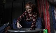 عائلات فلسطينية نزحت جراء الهجمات الإسرائيلية منذ 7 أكتوبر/تشرين الأول 2023، تأوي إلى مدرسة تابعة لوكالة الأونروا في حي تل الهوى بمدينة غزة. 26 يناير/كانون الثاني 2026، بعدسة عمر أشتوي