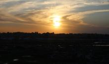 يمارس الفلسطينيون النازحون حياتهم اليومية في مخيم النصيرات بوسط قطاع غزة، في آخر يوم من عام 2025، في 31 ديسمبر/كانون الأول 2025، وسط ظروف إنسانية صعبة فرضها استمرار النزوح ونقص الاحتياجات الأساسية. صورة: رمزي أبو عامر