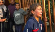 وصلت أربع جثث، من بينها جثتا طفلين، إلى مستشفى ناصر في خان يونس بعد أن استهدفت طائرات حربية إسرائيلية خيمة تؤوي نازحين شمال خان يونس في جنوب قطاع غزة. 8 يناير/كانون الثاني 2026. (صورة: طارق محمد)