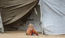 يتفقد فلسطينيون نازحون خيامهم بعد أن تضررت بشدة جراء عاصفة هوائية قوية ضربت مخيمًا للنازحين وسط قطاع غزة. 22 يناير/كانون الثاني 2026. تصوير: رمزي أبو عامر