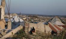 يمارس الفلسطينيون النازحون حياتهم اليومية في مخيم النصيرات بوسط قطاع غزة، في آخر يوم من عام 2025، في 31 ديسمبر/كانون الأول 2025، وسط ظروف إنسانية صعبة فرضها استمرار النزوح ونقص الاحتياجات الأساسية. صورة: رمزي أبو عامر