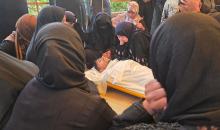 فلسطينيون يودعون جثمان الشاب محمد أسامة عمران، البالغ من العمر 19 عامًا، في مجمع ناصر الطبي بخان يونس، بعد أن استشهد برصاص القوات الإسرائيلية في وسط خان يونس، جنوب قطاع غزة. 29 يناير/كانون الثاني 2026. تصوير: طارق محمد (APA Images)