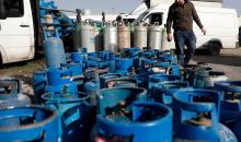 اصطفّ المواطنون في طوابير طويلة أمام محطات تعبئة الغاز في الخليل، وسط مخاوف من تفاقم أزمة نقص الغاز في الضفة الغربية،، 25 يناير/كانون الثاني 2026. صورة: مأمون وزواز