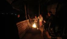 أشعلت عائلات تعيش في خيام مؤقتة وسط الأنقاض نيرانًا للتدفئة في جباليا، شمال قطاع غزة، في 12 يناير/كانون الثاني 2026. ويكافح الفلسطينيون الذين دُمرت منازلهم في هجمات إسرائيلية من أجل البقاء في ظل ظروف شتوية قاسية وبرد قارس. صورة: عمر أشتوي