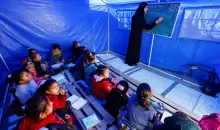 طلاب فلسطينيون نازحون يدرسون داخل خيمة بالقرب من «الخط الأصفر» الذي حددته إسرائيل في بيت لاهيا شمال قطاع غزة... 6 يناير 2026 (رويترز).webp