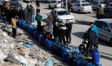 اصطفّ المواطنون في طوابير طويلة أمام محطات تعبئة الغاز في الخليل، وسط مخاوف من تفاقم أزمة نقص الغاز في الضفة الغربية،، 25 يناير/كانون الثاني 2026. صورة: مأمون وزواز