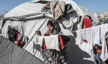 تجلس الفلسطينية سحر محمود التلولي، 43 عامًا، داخل خيمة في مخيم البريج للاجئين وسط قطاع غزة، بعد أن أصيبت يدها اليسرى وتشوهت جراء القصف الإسرائيلي، وذلك بعد نزوحها المتكرر من شمال القطاع.تصوير: معز صالحي