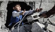 فلسطينيون يتفقدون منزلاً (تضرر سابقاً جراء غارة جوية إسرائيلية) انهار على سكانه، ما أسفر عن وفاة رجل ونجله الصغير في مخيم المغازي للاجئين وسط قطاع غزة، 5 يناير/كانون الثاني 2026. صورة: رمزي أبو عامر