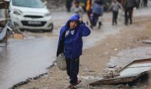 يواصل الفلسطينيون النازحون، الذين لجأوا إلى خيام مؤقتة ومدارس أو منازل متضررة بشدة، حياتهم وسط الأزمة الإنسانية المستمرة الناجمة عن الحصار الإسرائيلي في مخيم جباليا، شمال قطاع غزة، في 18 يناير/كانون الثاني 2026. صورة: عمر أشتوي