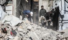 فلسطينيون يتفقدون منزلاً (تضرر سابقاً جراء غارة جوية إسرائيلية) انهار على سكانه، ما أسفر عن مقتل رجل وابنه الصغير في مخيم المغازي للاجئين وسط قطاع غزة، 5 يناير/كانون الثاني 2026. صورة: رمزي أبو عامر