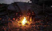 أشعلت عائلات تعيش في خيام مؤقتة وسط الأنقاض نيرانًا للتدفئة في جباليا، شمال قطاع غزة، في 12 يناير/كانون الثاني 2026. ويكافح الفلسطينيون الذين دُمرت منازلهم في هجمات إسرائيلية من أجل البقاء في ظل ظروف شتوية قاسية وبرد قارس. صورة: عمر أشتوي