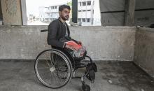  المعلّم سعيد خليل عزم (33 عامًا) أُصيب بجروح بالغة أدّت إلى بتر قدميه، جراء قصف إسرائيلي خلال الحرب على غزة، في مخيم البريج وسط القطاع،  يناير/كانون الثاني 2026. تصوير: معز صالحي