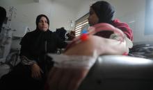 الفلسطينية صابرين الدعمة تنتظر فتح معبر رفح لتتبرع بكليتها لابنتها المريضة آلاء الدمعة، في ظل انهيار القطاع الصحي ونقص الأجهزة والعلاج بسبب الحرب. مستشفى الشفاء بمدينة غزة، 29 يناير/كانون الثاني 2026. صورة: عمر أشتوي