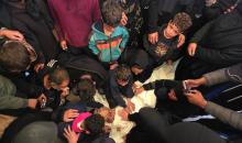 ودّع الفلسطينيون جثمان الطفل حسين أبو سبلة، البالغ من العمر 17 عامًا، في مستشفى ناصر بمدينة خان يونس جنوب قطاع غزة. وقد استشهد أبو سبلة بنيران الجيش الإسرائيلي قرب منطقة التحلية، شرق خان يونس. 19 يناير/كانون الثاني 2026.صورة:(طارق محمد)