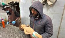  توفي الطفل الفلسطيني محمد بسيوني، البالغ من العمر عامًا واحدًا، نتيجة البرد القارس في دير البلح بقطاع غزة في 13 يناير/كانون الثاني 2026. (صورة: أحمد إبراهيم)