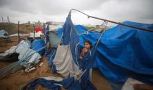 يحاول فلسطينيون استعادة ممتلكاتهم من موقع غارة جوية إسرائيلية استهدفت خيامًا في مدينة غزة ليلة أمس، 9 يناير/كانون الثاني 2026. صورة: عمر أشتوي