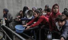 تجمع فلسطينيون نازحون داخلياً في مطبخ خيري لتلقي حصص غذائية محدودة وسط نقص حاد في الغذاء، في مخيم النصيرات للاجئين وسط قطاع غزة، 21 يناير/كانون الثاني 2026. صورة: معز صالحي