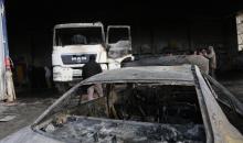 يتفقد الفلسطينيون الأضرار التي لحقت بمركباتهم وشاحناتهم وجرافاتهم بعد أن أضرم مستوطنون إسرائيليون النار فيها خلال هجوم شنوه على قرية عوريف، جنوب نابلس، في الضفة الغربية في 21 يناير/كانون الثاني 2026. صورة: محمد ناصر