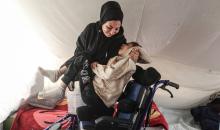 الطفل سيف رامي حجازي (13 عاما) أُصيب بشلل كامل وفشل كلوي إثر قصف إسرائيلي لخيمة عائلته، وتتولى والدته رعايته في ظروف إنسانية بالغة الصعوبة بمخيم المغازي، وسط قطاع غزة، 30 يناير/كانون الثاني 2026. صورة: معز صالحي