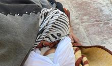 فلسطينيون ينعون جثمان رجل في مجمع الشفاء الطبي بمدينة غزة بعد وصوله إلى المستشفى إثر إصابته بجروح جراء غارة إسرائيلية، وسط مشاهد من الحزن والغضب،1 يناير/كانون الثاني 2026. تصوير: عمر أشتوي