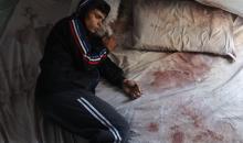 يكافح الشاب الفلسطيني أحمد أبو سعادة، البالغ من العمر عشرين عامًا، من أجل البقاء في خيمة مؤقتة بعد أن فقد زوجته، ولاء جحا، بعد ثلاثة أيام فقط من زفافهما، إثر غارة جوية إسرائيلية على غزة، 7 يناير/كانون الثاني 2025. صورة: عمر أشتوي