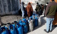 اصطفّ المواطنون في طوابير طويلة أمام محطات تعبئة الغاز في الخليل، وسط مخاوف من تفاقم أزمة نقص الغاز في الضفة الغربية،، 25 يناير/كانون الثاني 2026. صورة: مأمون وزواز