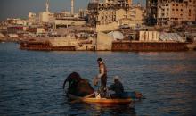 يقضي الفلسطينيون أوقاتهم على شاطئ البحر عند غروب الشمس في مدينة غزة، 16 يناير/كانون الثاني 2026. تصوير: عمر أشتوي