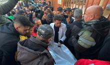 شارك فلسطينيون في موكب جنازة جثمانين، أحدهما لطفل، في مستشفى ناصر بخان يونس. وقد قُتلا في غارة جوية إسرائيلية استهدفت منطقة المواسي غرب خان يونس جنوب قطاع غزة، يوم الاثنين 5 يناير/كانون الثاني 2026. (صورة: طارق محمد)