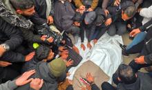 موكب جنازة ثلاثة صحفيين في مستشفى ناصر بخان يونس. وكان الصحفيون قد استشهدوا أمس عندما استهدف الجيش الإسرائيلي سيارة تابعة للجنة المصرية أثناء عملهم في منطقة الزهراء وسط قطاع غزة، 22 يناير/كانون الثاني 2026 (صورة: طارق محمد)