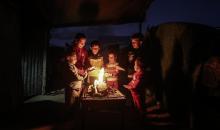 مشهدٌ لفلسطينيين نازحين يعيشون في خيام مؤقتة وسط الأنقاض في مخيم البريج للاجئين وسط قطاع غزة، بتاريخ 15 يناير/كانون الثاني 2026، حيث تكافح العائلات من أجل البقاء في ظل ظروف شتوية قاسية ودرجات حرارة متجمدة. تصوير: معز صالحي