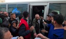 نُقل سبعة أسرى فلسطينيين أفرجت عنهم القوات الإسرائيلية إلى مستشفى شهداء الأقصى عبر اللجنة الدولية للصليب الأحمر، في دير البلح، وسط قطاع غزة، بتاريخ 25 يناير/كانون الثاني 2026. (صورة: أحمد إبراهيم)