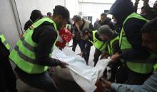 وصلت جثتا صحفيين اثنين تابعين للجنة المصرية إلى مستشفى الشفاء في غزة، بعد هجوم إسرائيلي استهدف سيارة تابعة للجنة في منطقة نتساريم وسط قطاع غزة. 21 يناير/كانون الثاني 2026. صورة: عمر أشتوي