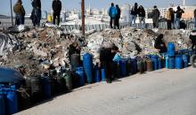 اصطفّ المواطنون في طوابير طويلة أمام محطات تعبئة الغاز في الخليل، وسط مخاوف من تفاقم أزمة نقص الغاز في الضفة الغربية،، 25 يناير/كانون الثاني 2026. صورة: مأمون وزواز