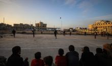   شبان فلسطينيون نازحون يلعبون كرة القدم في ملعب مدمر بمدينة غزة، في 10 يناير/كانون الثاني 2026. صورة: عمر أشتوي